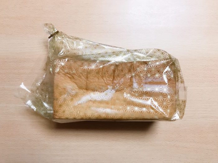 午後の食パンが袋に入ってる